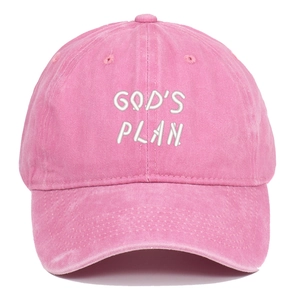 Détail de la casquette en coton rose délavé avec broderie blanche GOD'S PLAN