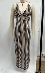 Détail de robe longue à col en V avec texture tricotée ondulée en marron et noir