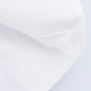 Gedetailleerde close-up van de witte stofstructuur en stiksels op de jurk