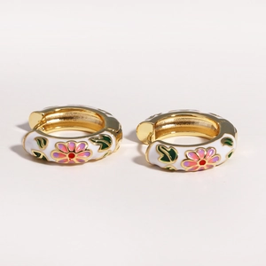Detail von 18K vergoldeten Creolen mit weißem Emaille und lila floralen Mustern