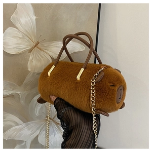 Borsa a mano in peluche Capybara marrone con catena dorata tenuta a mano