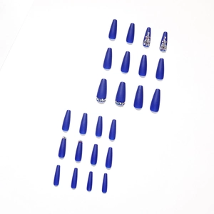 Matte koningsblauw lange trapezium kunstnagels set met luxe strass-decoratie