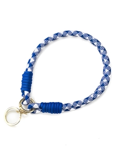 Blau-weiß kariertes Schlüsselband für Handys mit robustem Metallring und Federverschluss