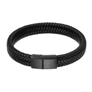 Detail eines schwarzen geflochtenen Lederarmbands mit mattem schwarzem Magnetverschluss