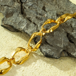 Polished 18K gold-plated stainless steel chunky link chain bracelet in modern design