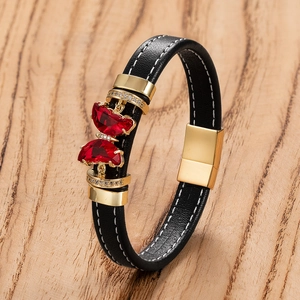 Bracelet élégant en cuir tressé noir avec gemmes cœur rouge et fermoir plaqué or chic