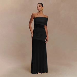 Détail macro du drapé froncé élégant sur une robe de soirée bustier noire en mesh