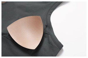 Détail de coussinets amovibles sur une brassière de sport gris foncé sans couture