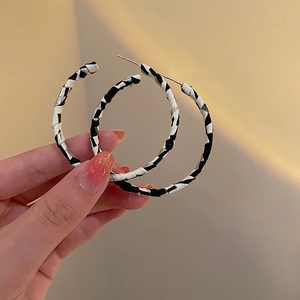 Orecchini a cerchio a C in pelle con design intrecciato nero, bianco e argento