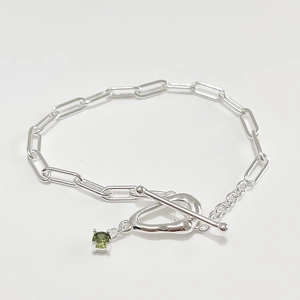 925 sterling silver paperclip link bracelet with green gemstone and toggle clasp