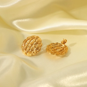 Vue détaillée de boucles d'oreilles ovales dorées avec texture de maille tissée chic