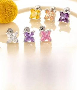 Dettaglio di orecchini a stella in zircone 6mm in sei colori con barra 0,8x6mm