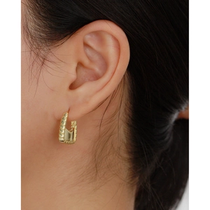 U-shaped gold handbag earrings in s925 silver with textured finish on female model