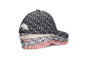Vue détaillée de casquettes de baseball multicolores avec imprimé lettres et boucle métal