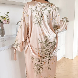 Peignoir élégant en soie rose avec imprimé floral et manches longues pour femme