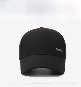Vue détaillée de la casquette de baseball noire en sergé avec plaque latérale en métal