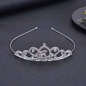 Detailansicht der glitzernden Kristalle und Herzmuster auf dem silbernen Diadem
