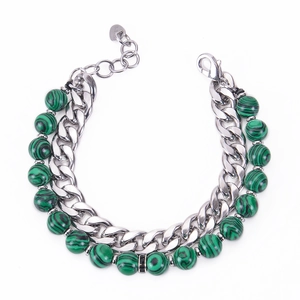 Détail du bracelet double couche avec perles en pierre verte et chaîne en acier inoxydable