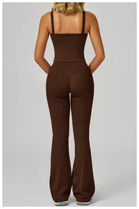 Détail de l'ensemble de yoga avec couture en V au dos pour accentuer la silhouette