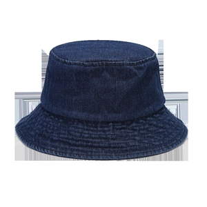Détail du bord du chapeau bob en denim bleu foncé avec coutures renforcées multi-rangs