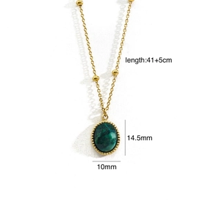 Détail du pendentif en pierre naturelle verte avec chaîne en or 14K de 41+5cm et dimensions