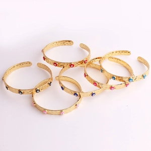 Dettaglio del bracciale testurizzato placcato oro 18K con motivi di occhi in smalto