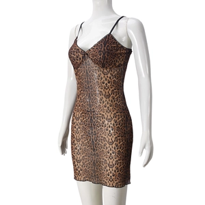 Détail de la robe moulante léopard avec fines bretelles et tissu transparent sur mannequin