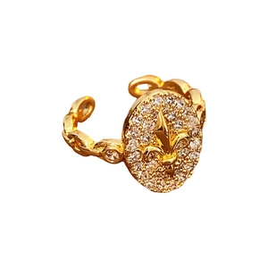 Bague ouverte fleur de lys plaquée or avec zircons blancs au style vintage chic