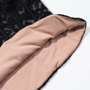 Détail de dentelle noire sur doublure rose nude d'un bustier en velours chic