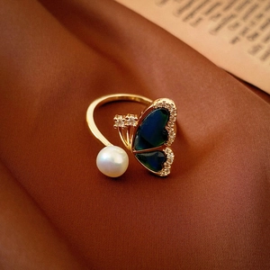 Vergoldeter Schmetterlingsring mit blauer Emaille, Perle und funkelnden Zirkonia