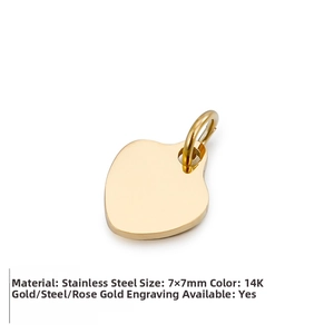 Détail d'un pendentif coeur 7x7mm en acier inoxydable avec finition or polie
