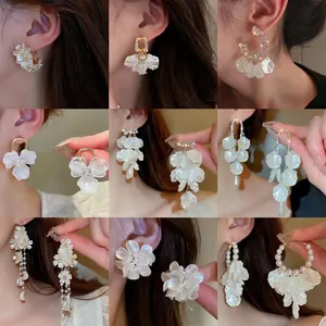 Collection élégante de boucles d'oreilles fleurs en perles avec cristaux et argent