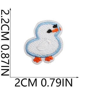 Dettaglio della toppa ricamata a forma di anatra con dimensioni di 2,2cm x 2cm