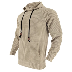 Detail der khakifarbenen Waffelstruktur und Kapuze mit Kordelzug am Herren-Hoodie
