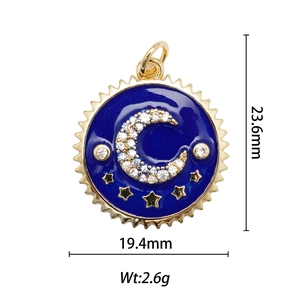 Vue détaillée du pendentif émaillé lune et étoile plaqué or 18k avec dimensions