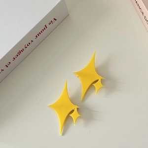 Paire de barrettes à cheveux en forme d'étoile jaune vif avec une finition mate