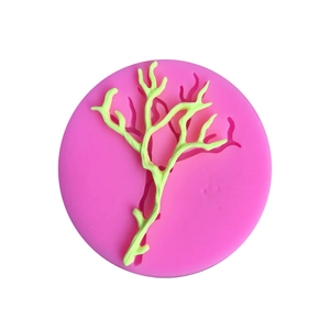 Vista dettagliata di uno stampo in silicone rosa con una decorazione a forma di ramo