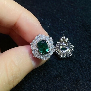 Eleganti orecchini a lobo con pietra verde taglio smeraldo e micro zirconi