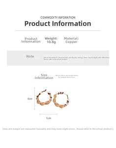 Vue détaillée des boucles d'oreilles créoles torsadées dorées avec dimensions et poids