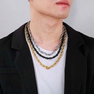 Détail de colliers chaîne torsadée de 7mm en finitions argent, noir et doré pour homme
