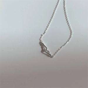 Detailed view of 925 sterling silver minimalist necklace with interlocking S-hook design