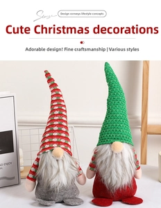 Detail von zwei Weihnachtswichteln mit Strickmützen und weißen Bärten auf dem Regal
