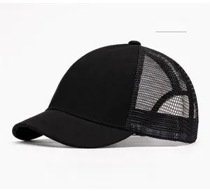 Vista laterale del cappellino trucker in rete nera con visiera curva e pannelli solidi
