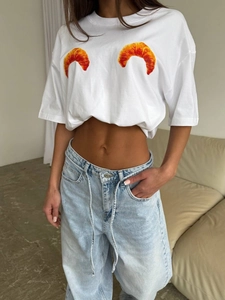 Weißes Damen Cropped-Baumwoll-T-Shirt mit Croissant-Prints und Baggy-Jeans Streetwear