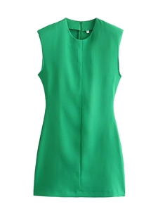 Vue détaillée d'une robe verte sans manches à col rond avec l'étiquette taille S