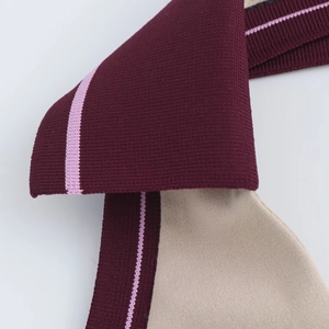 Abito preppy a lupetto in maglia a coste bordeaux e beige con strisce rosa e schiena nuda