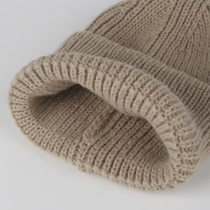 Détail du bonnet en grosse maille kaki montrant la texture et le revers côtelé