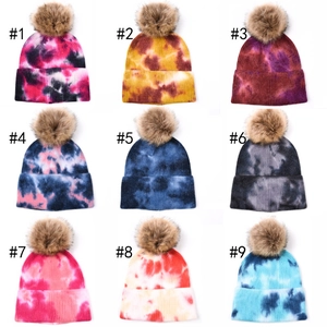 Neuf coloris de bonnets en maille tie-dye avec pompons amovibles en fausse fourrure