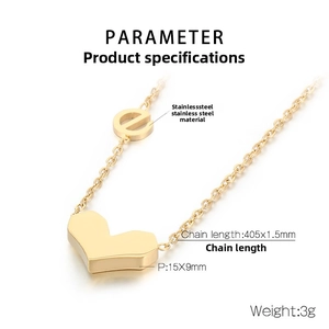 Détail macro du collier en acier inoxydable doré avec pendentif cœur et breloque e