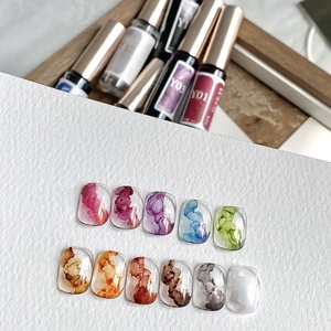 Künstlerische Darstellung von Aquarell-Nagelproben mit Marmor-Farbverlauf in Rosa und Blau